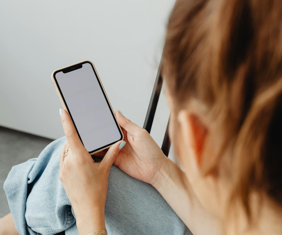 Стильна вишивка з бісером на джинсах Оригінальна вишивка на джинсах з елементами бісероплетіння