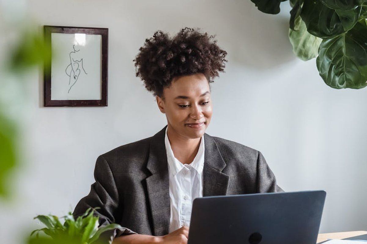 Як створити модний образ з джинсами: секрети стилю Модний образ з вишитими джинсами та прикрасами