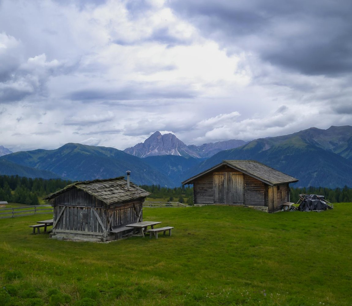 Стильні геометричні кулони для незалежних наречених Геометричні кулони з бісеру