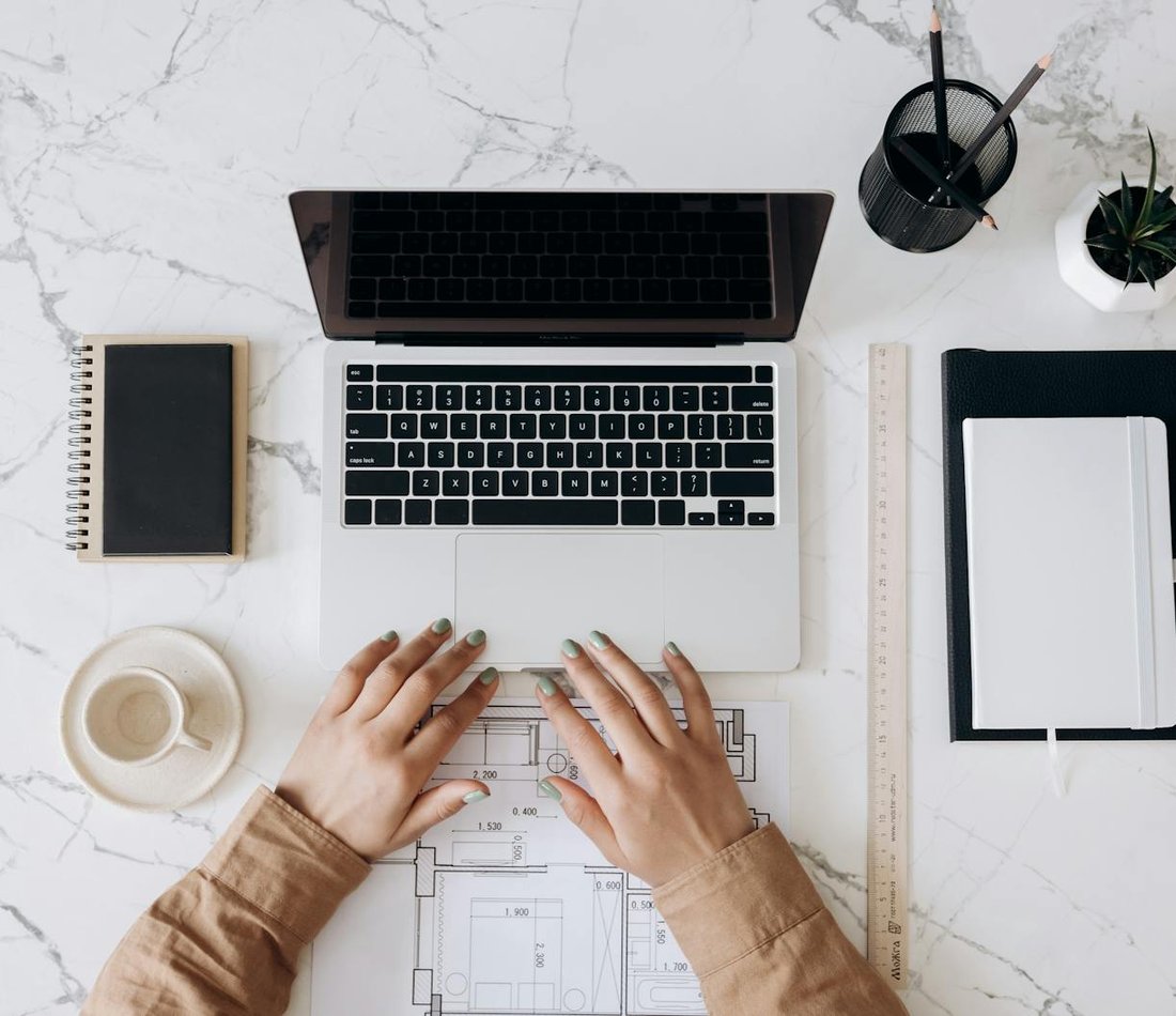 Індивідуальність через вишивку на джинсах Стильна вишивка на джинсах з бісерними елементами