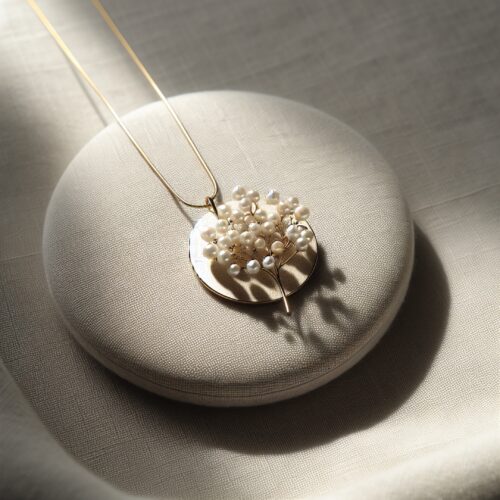 Мінімалізм на весіллі: як поєднання металу та бісеру (квіткові кулони й аксесуари) витісняє яскраві традиції