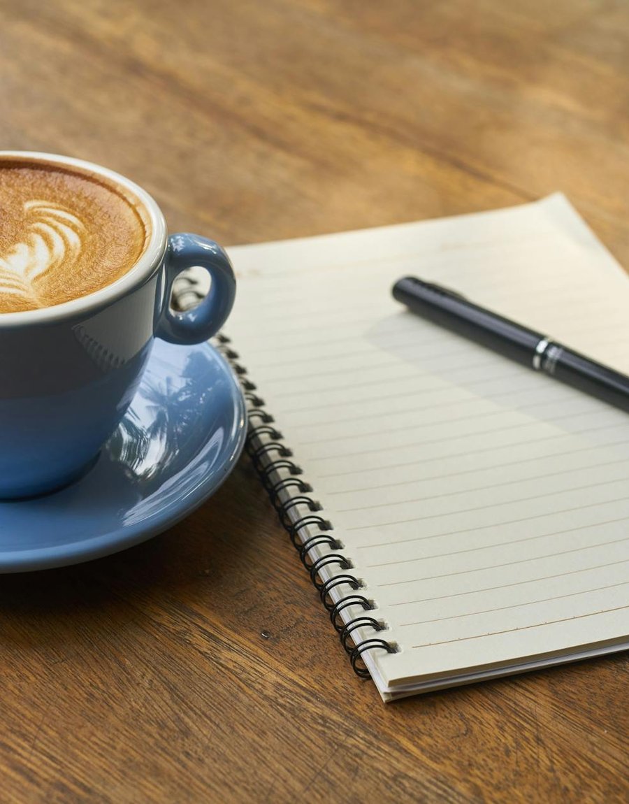 Ідеї подарункових наборів з бісеру для свят Подарункові набори з бісеру на святковому фоні