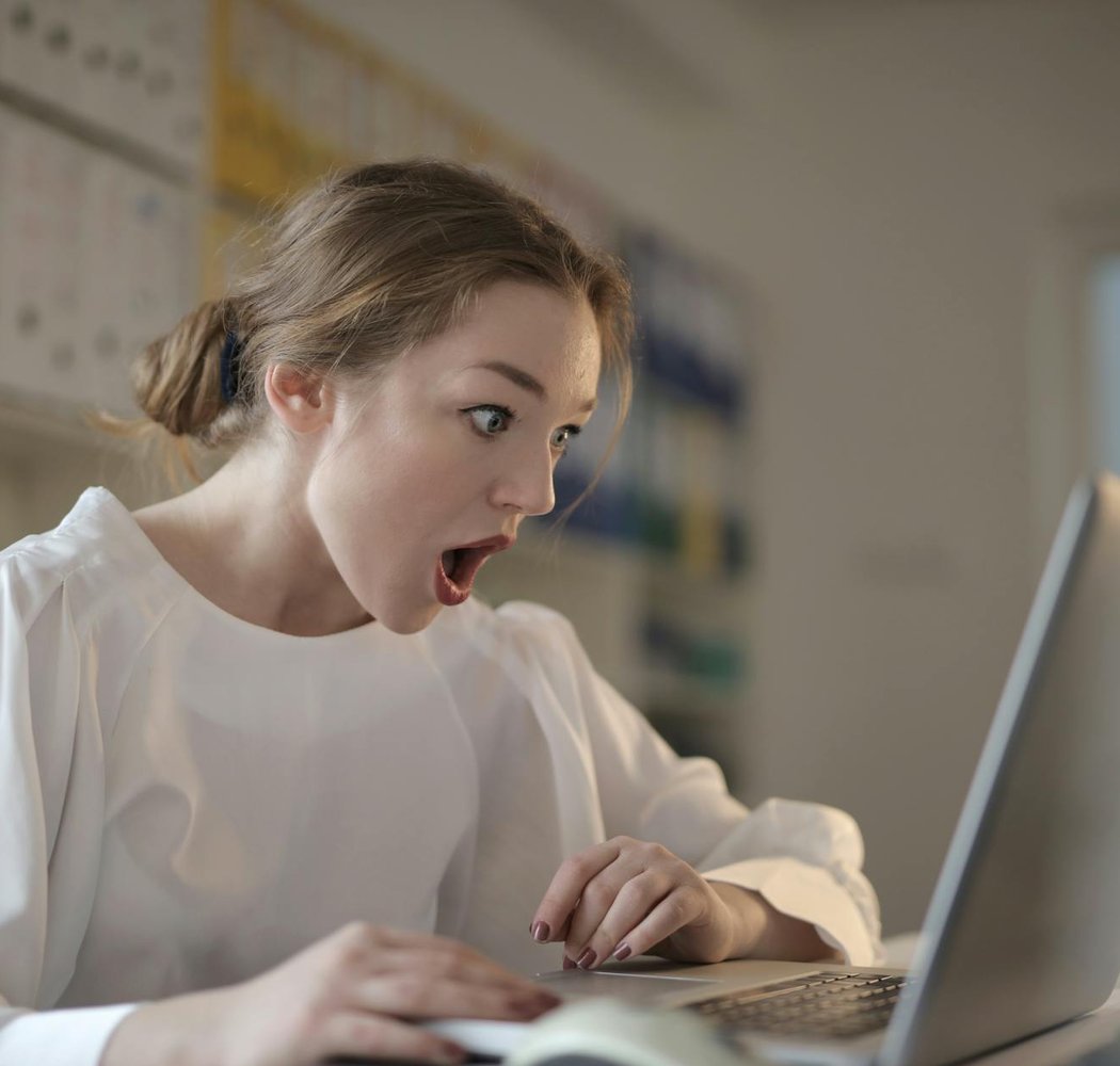 Ідеї бісерних подарунків на свята для друзів і рідних Подарунки з бісеру на фоні святкових декорацій