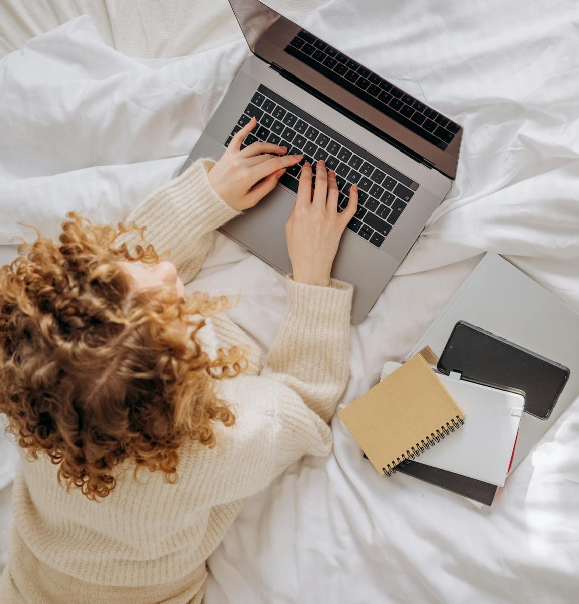 Творення прикрас з бісеру: покроковий майстер-клас Процес створення прикрас з бісеру на фоні робочого столу