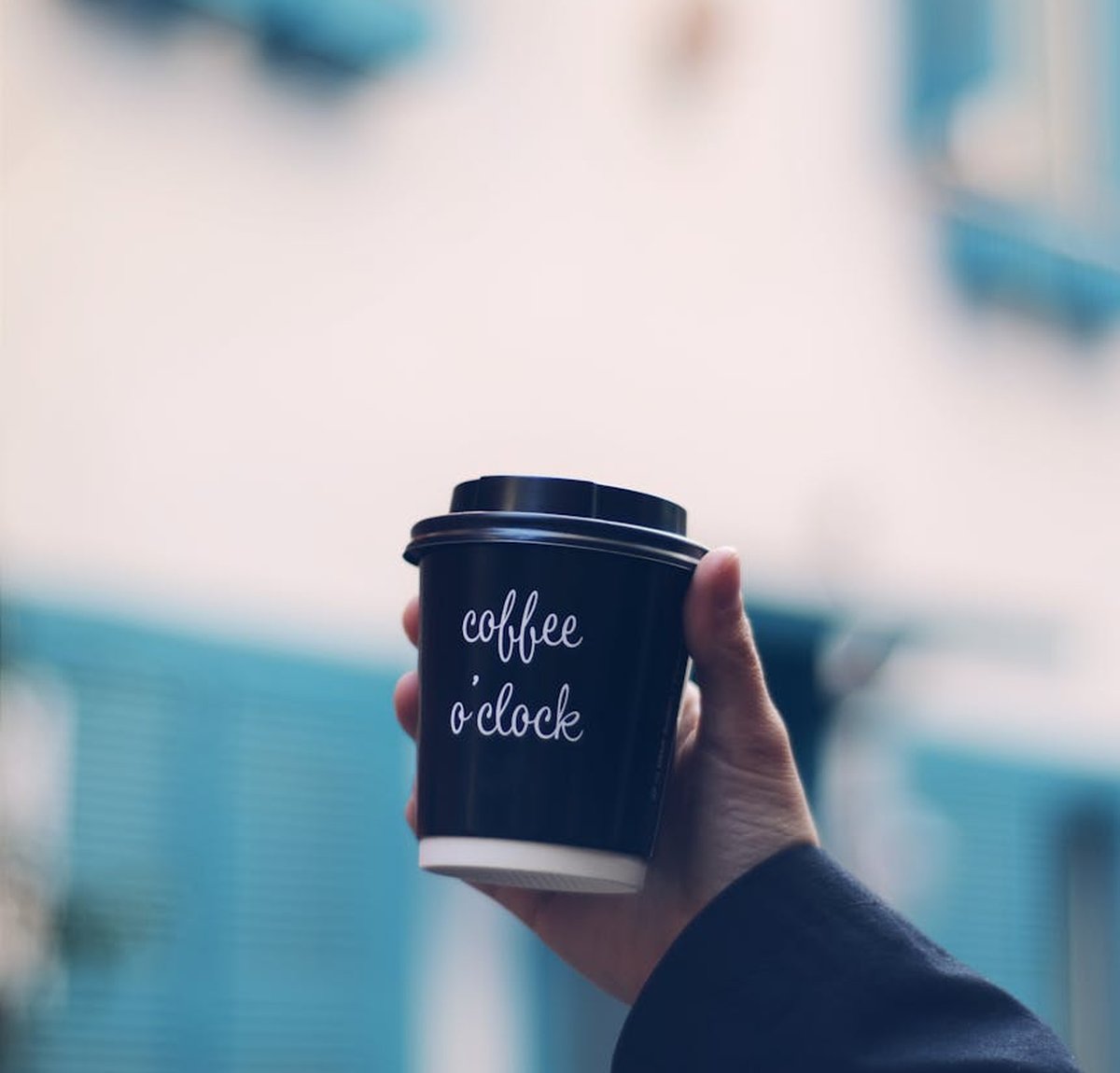 Красива весільна прикраса - браслет з білого бісеру Весільний браслет з білого бісеру на світлому фоні