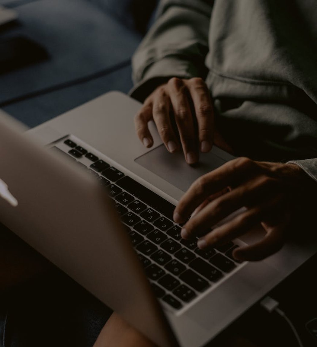 Милі котики з бісеру - унікальні ручні вироби Котики з бісеру на нейтральному фоні