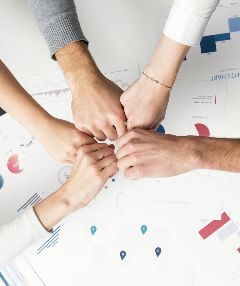 Кольє зі стразами: акцент на вуличній моді Кольє зі стразами на моделі в стильному образі