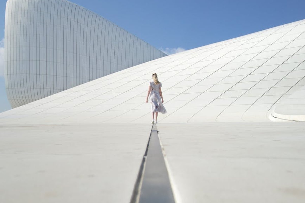 Бісерна фата: стильний вибір для весільного вбрання Елегантна бісерна фата для наречених