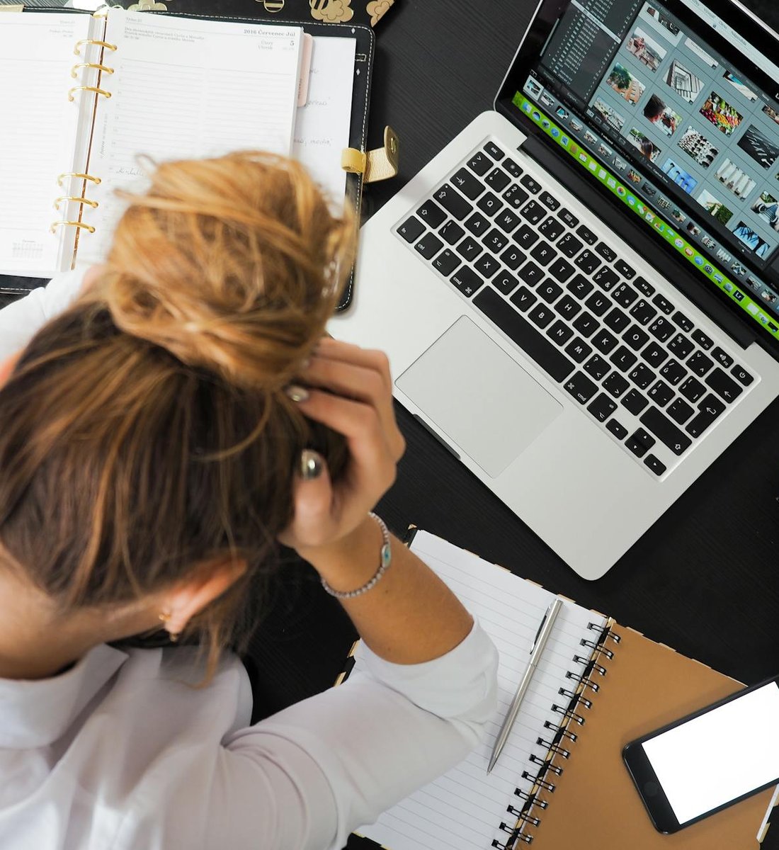 Креативне вишукане кольє з бісеру для вечірнього образу Створене кольє з бісеру на святковому фоні