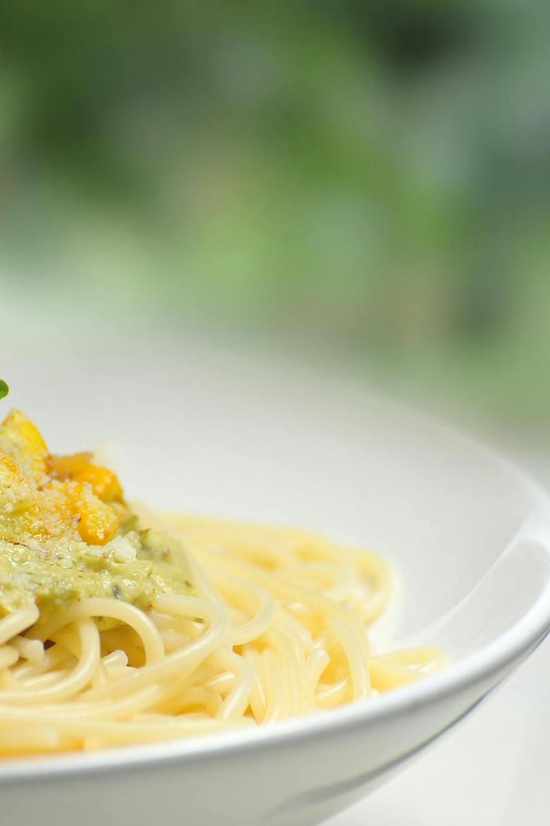 Перлинна вставка на футболці — швидкий майстер‑клас Футболка з перлинною вставкою у формі серця на світлому фоні, крупний план вишивки