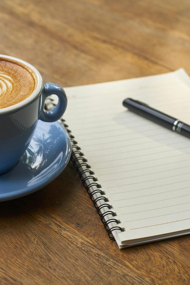 Підвіска на карабіні для сумки — ідея для подарунка Підвіска з перлин і бісеру на маленькому карабіні, прикріплена до ременя сумки