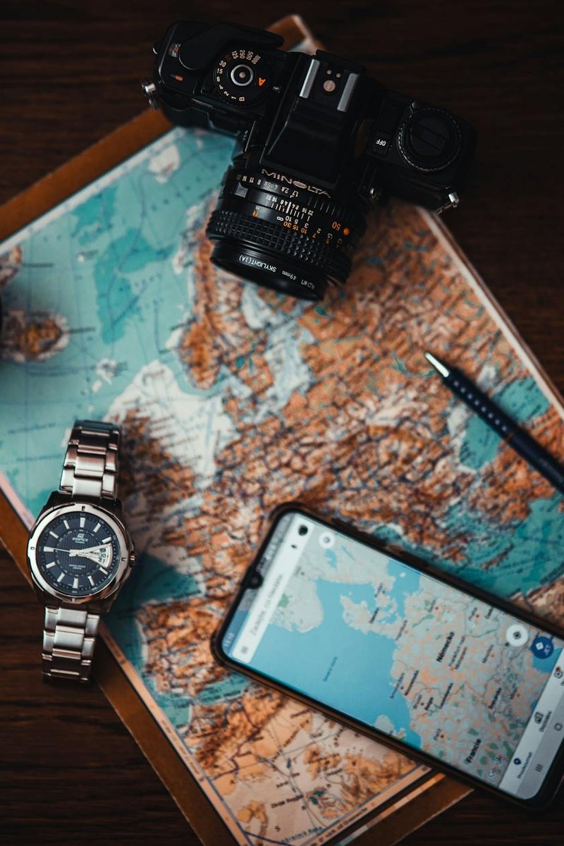 Самоклеючі перлини для тканини — швидкий варіант декору Палітра самоклеючих перлин різних відтінків і розмірів на робочому столі