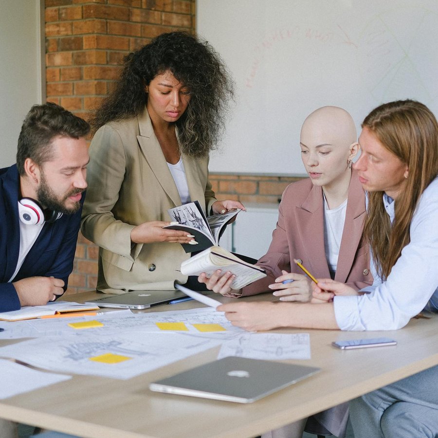 Безпечні дитячі сережки з бісеру — дизайн, кріплення та поради майстра Пара дитячих сережок з бісеру на безпечних швензах показана крупним планом