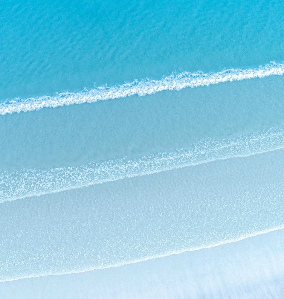 Сережки‑гвоздики з бісеру — легкі пусети для повсякденного носіння Сережки‑гвоздики з бісеру на пусетах крупним планом на нейтральному фоні