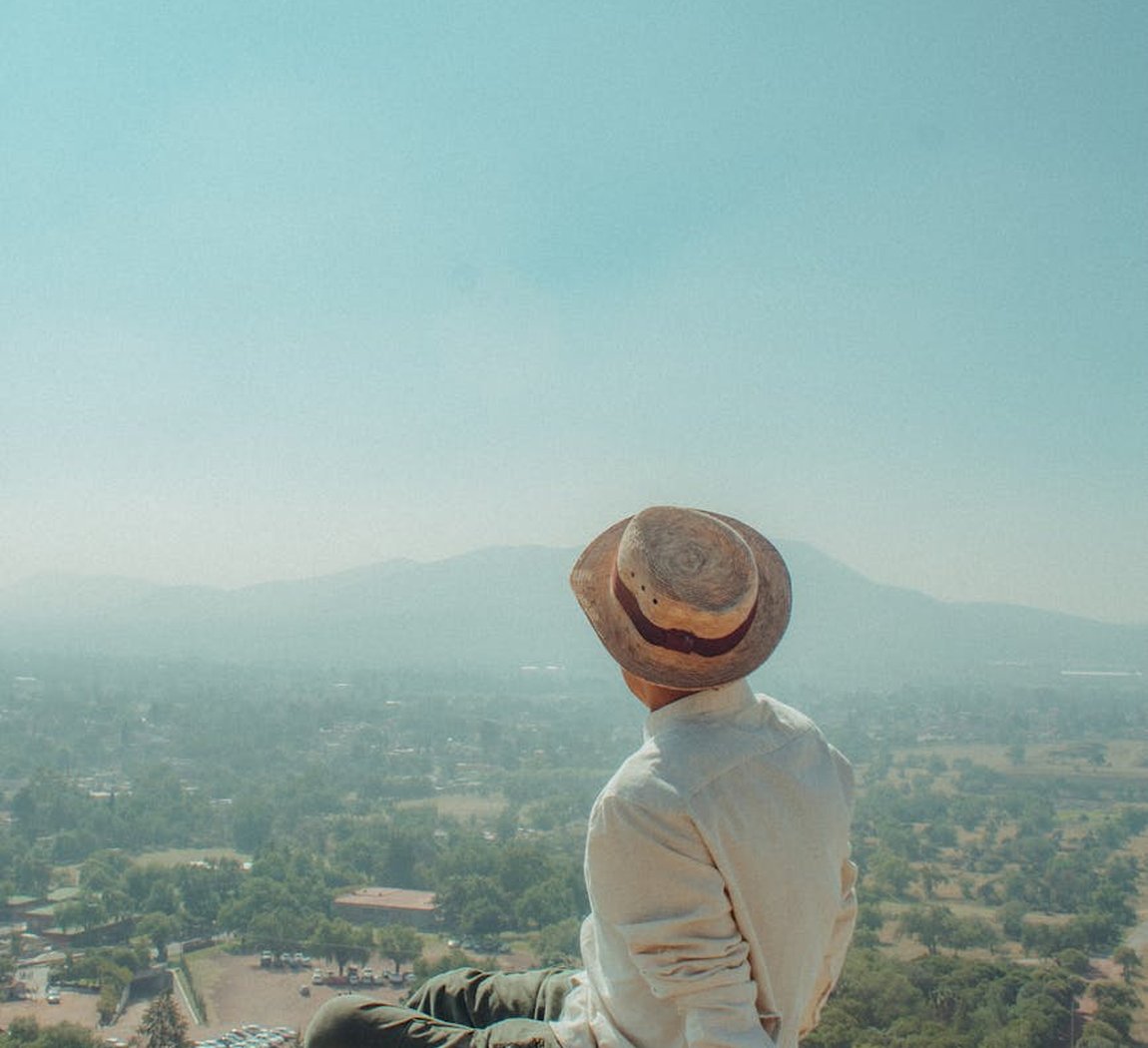 Майстер‑клас: пейзажі з бісеру — покрокове фото Готовий міні‑пейзаж з бісеру на робочому столі поруч із матеріалами та схемою майстер‑класу