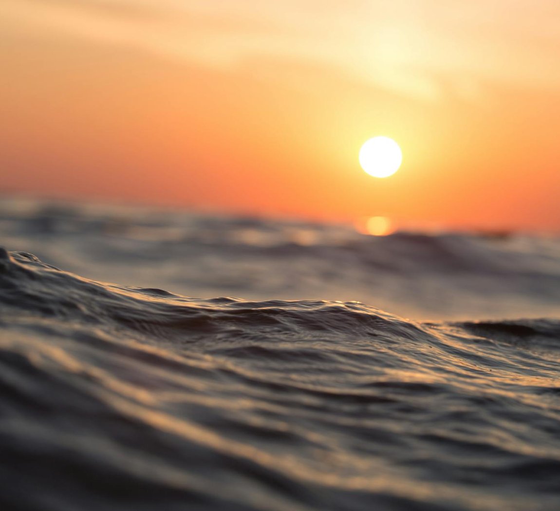 Штатив для телефонової макрозйомки — вибір і трюки Телефон на штативі зі змонтованим макрооб'єктивом під час зйомки бісеру