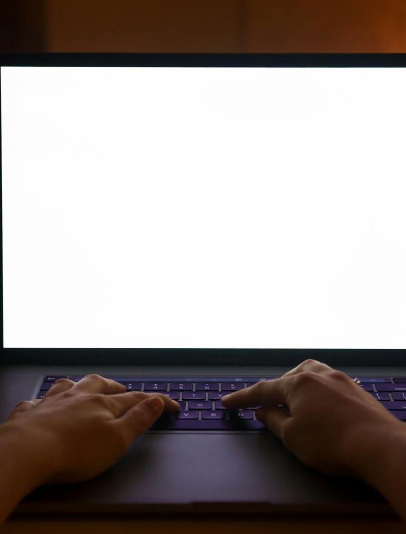 Delica 11/0 — набір для кулон‑мандали Набір Delica 11/0 різних відтінків розкладений для плетіння мандали з бісеру