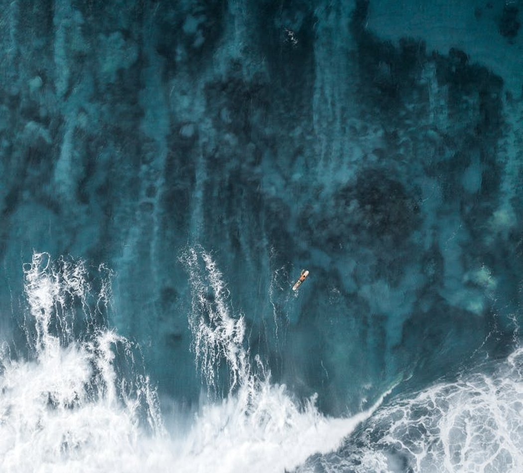 Квіткові сережки французьким плетінням — міні‑майстер‑клас Квіткові сережки, виконані французьким плетінням, ніжні пелюстки з бісеру на пусетах