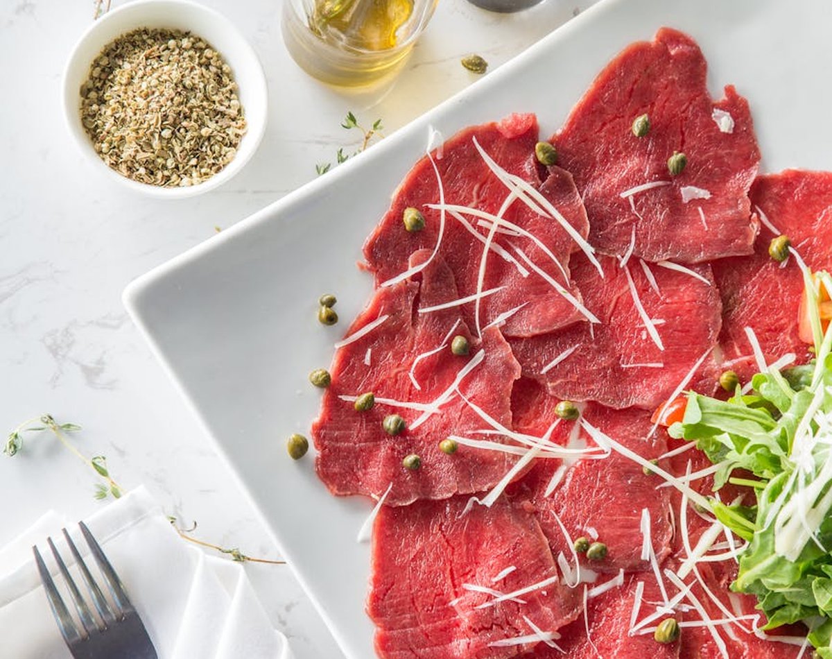 Ціна бісеру за 1000 штук — як правильно порахувати Блокнот з розрахунком ціни бісеру за 1000 штук та калькулятор на столі