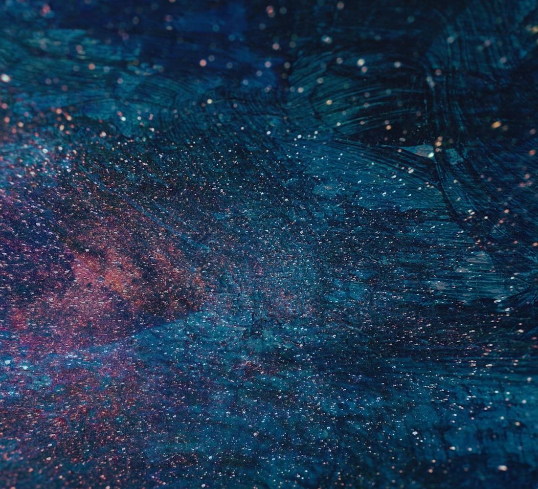 Як переробити новорічну гірлянду з бісеру у прикраси для рюкзака Розібрана новорічна гірлянда з бісеру й відсортовані намистини на столі для переробки в амулети