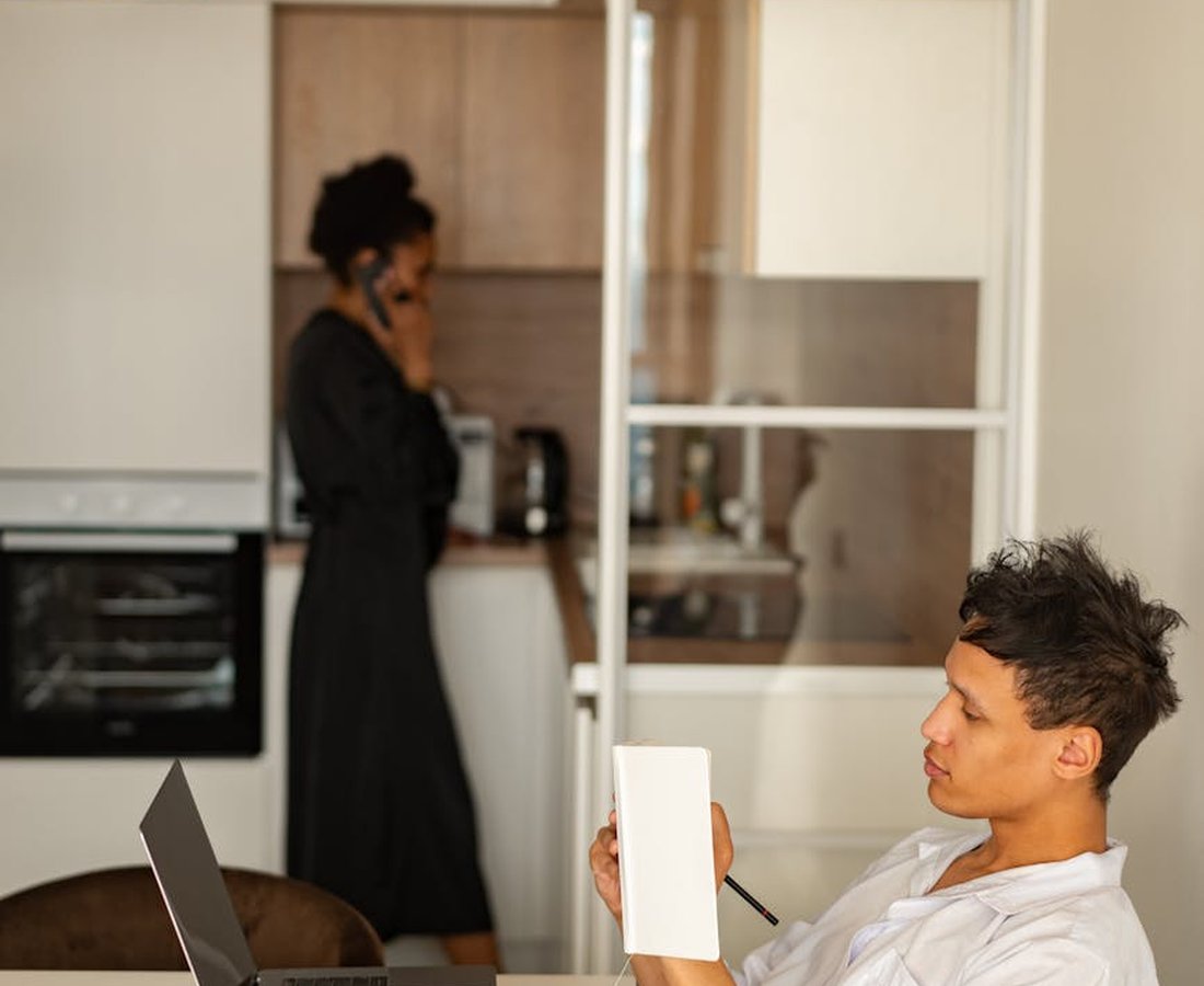 Reels вишивка на одязі — ідеї для коротких відео і залучення аудиторії Кадр Reels: процес вишивки на джинсовій куртці — таймлапс від ескізу до готової деталі