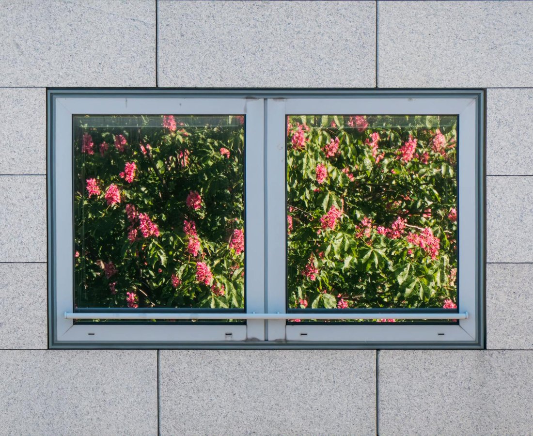 Гіпоалергенні швензи з титану — вибір для безпечних сережок Пара гіпоалергенних титанових швенз поруч із готовими сережками з бісеру на білому фоні