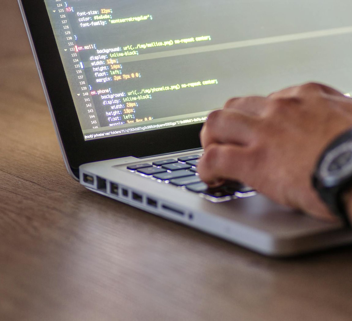 Peyote схема браслета (Delica 11/0) — покроковий гайд для браслета Початковий ряд peyote й пакетики Delica 11/0 поруч із готовим браслетом — схема на папері