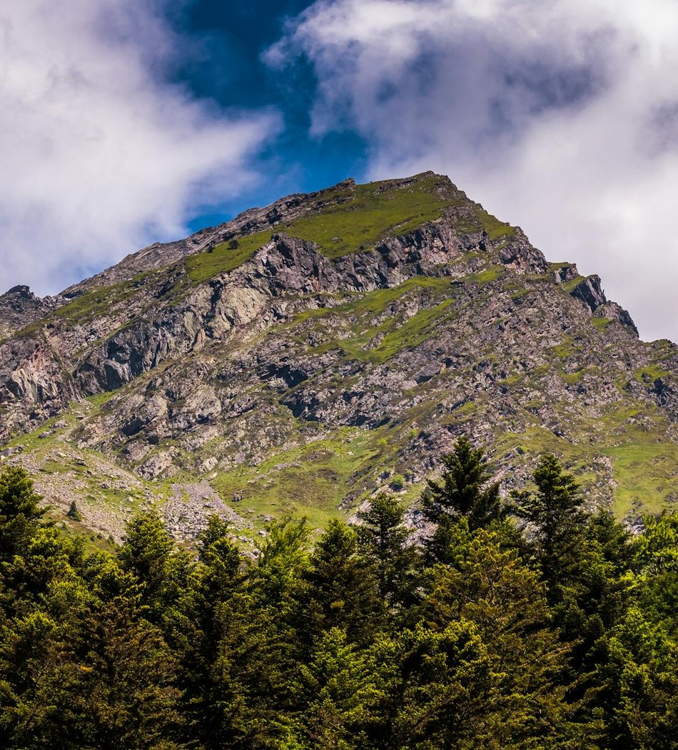 Ряд перлин — схема бісерного намиста для початківців Крупний план ряду перлин і дрібного бісеру, схема нанизування для простого намиста