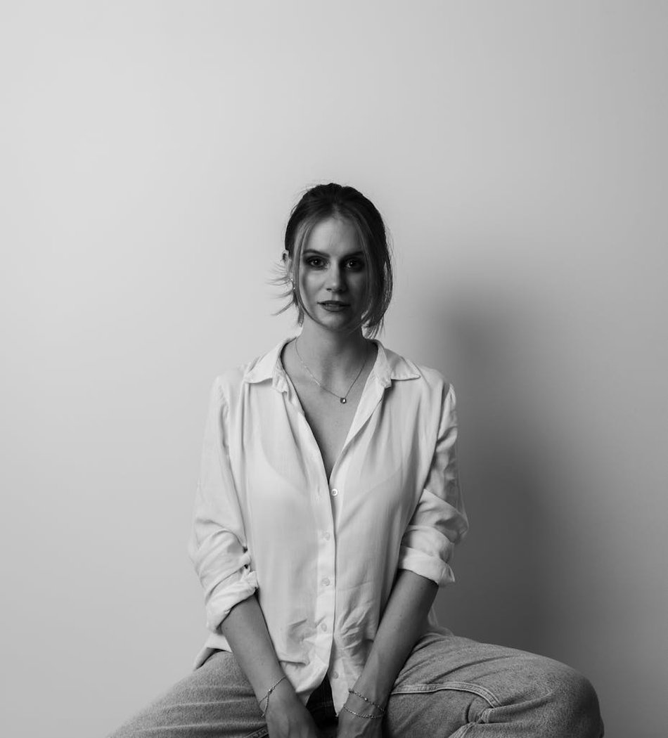 Delica 11/0 купити в Україні — поради з вибору бісеру Пакетики Delica 11/0 різних відтінків на робочому столі майстрині з бісероплетіння