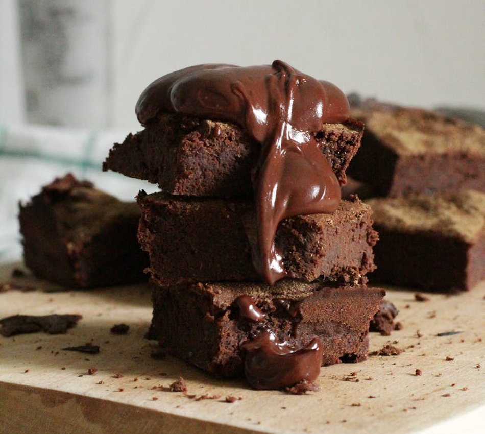 Схема сонечка з бісеру — простий проєкт для початківців Покрокова схема сонечка з бісеру та готова маленька фігурка‑сонечко на столі