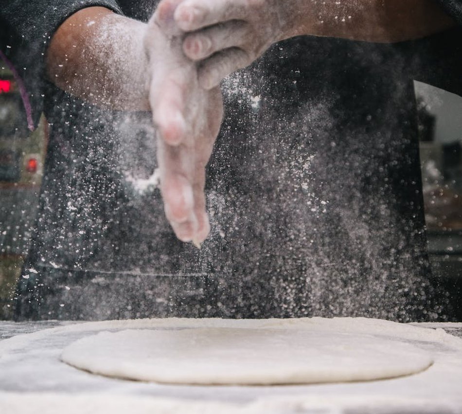 Сережки‑кільця з бісеру — швидка схема та поради Готові сережки‑кільця з бісеру на фоні інструментів і схемою плетіння