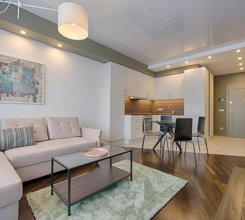 Квітка з бісеру — брошка: інструкція крок за кроком Маленька брошка‑квітка з бісеру на підкладці і кроки інструкції поруч