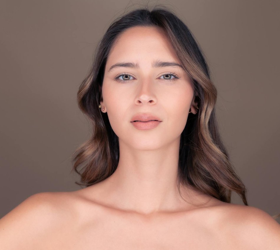 Урок бісероплетіння для початківців — прості проєкти та таймінг Сцена уроку бісероплетіння: матеріали, голки та готові прості проєкти на столі