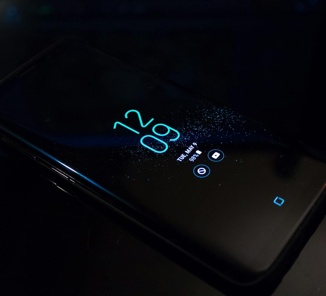 Оплетення кабошона бісером (RAW) — покроковий приклад Процес оплетення кабошона бісером у техніці RAW: кабошон у центрі та перші ряди бісеру навколо