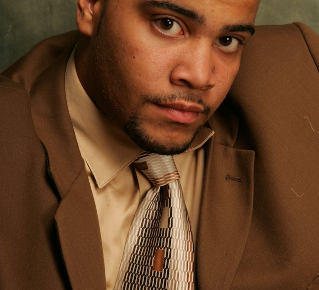 Троянда з бісеру — схема для 15/0 бісеру Міні‑троянда з бісеру в процесі виготовлення: дрібні 15/0 бісерини формують пелюстки