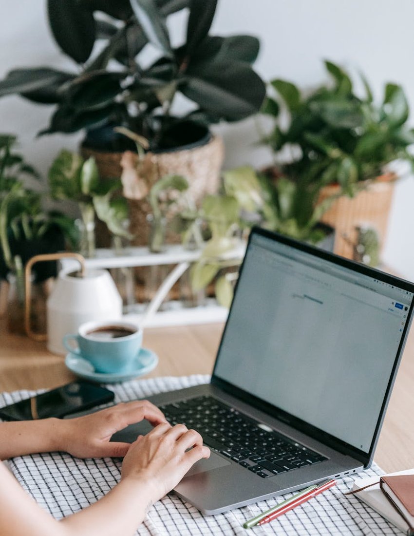 Браслет‑кафф з бісеру — схема плетіння і поради Готовий браслет‑кафф з пастельного бісеру і дерев'яними вставками на манекені