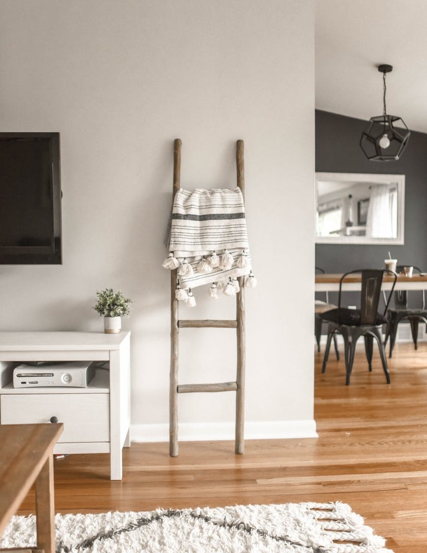 Заколка «соняшник» з бісеру — майстер‑клас і ідеї Заколка у формі соняшника з бісеру на дерев'яній основі на нейтральному фоні