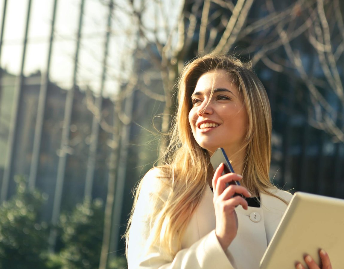 Польові квіти з бісеру — проста схема для початківців Покрокова схема польової квітки з бісеру поруч із готовою бісерною квіткою на столі