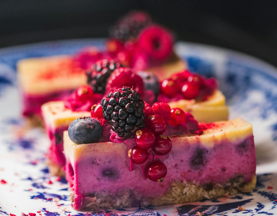 Об'ємні фігури з бісеру — техніки і поради Об'ємна фігурка з бісеру у процесі плетіння — дріт, бісер і деталі каркасу