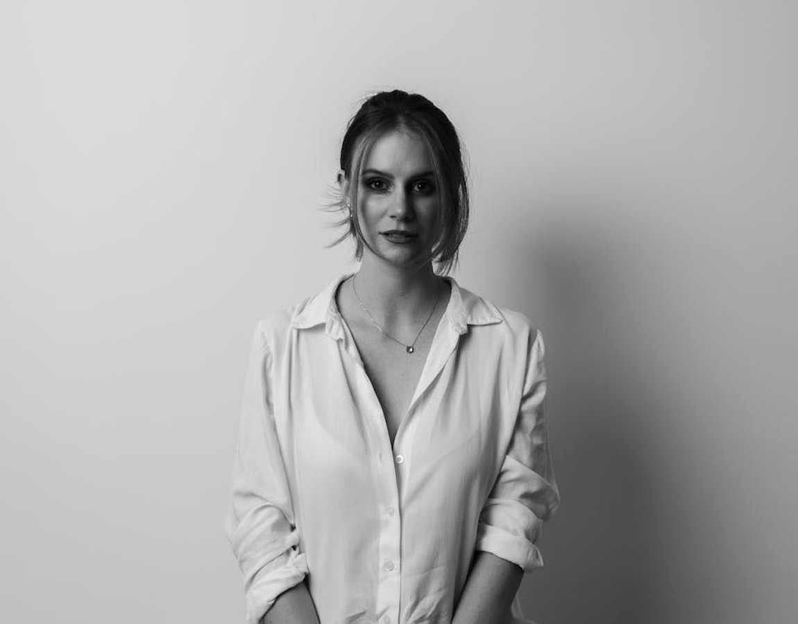 Брендинг майстра ручної роботи — як сформувати впізнаваність Брендові елементи майстра ручної роботи: логотип, етикетка та упаковані прикраси на столі