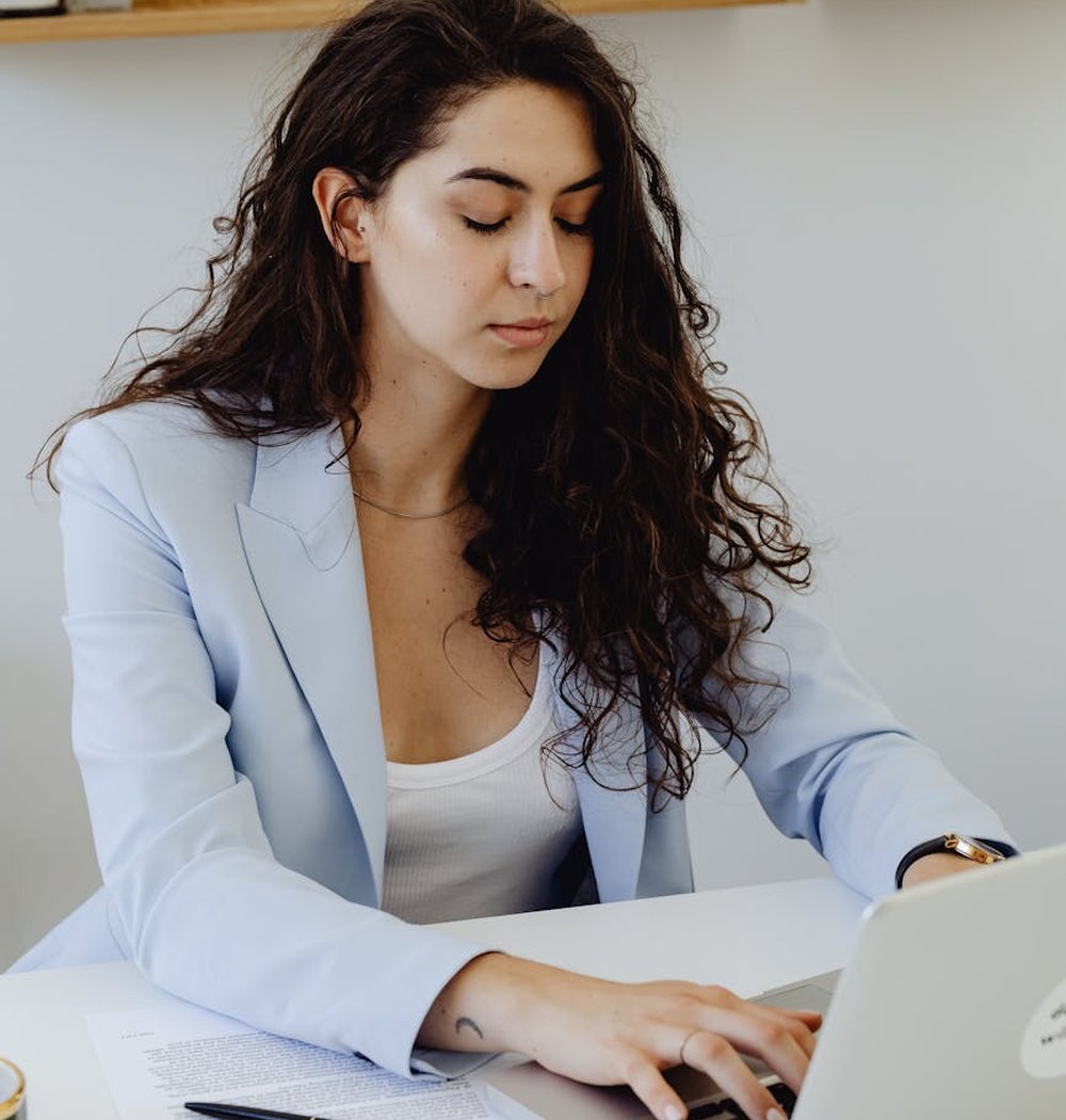 Магніт з бісеру — швидка схема для подарунків гостям Плоский магніт з бісеру у формі квітки на паперовому шаблоні для дитячого майстер‑класу