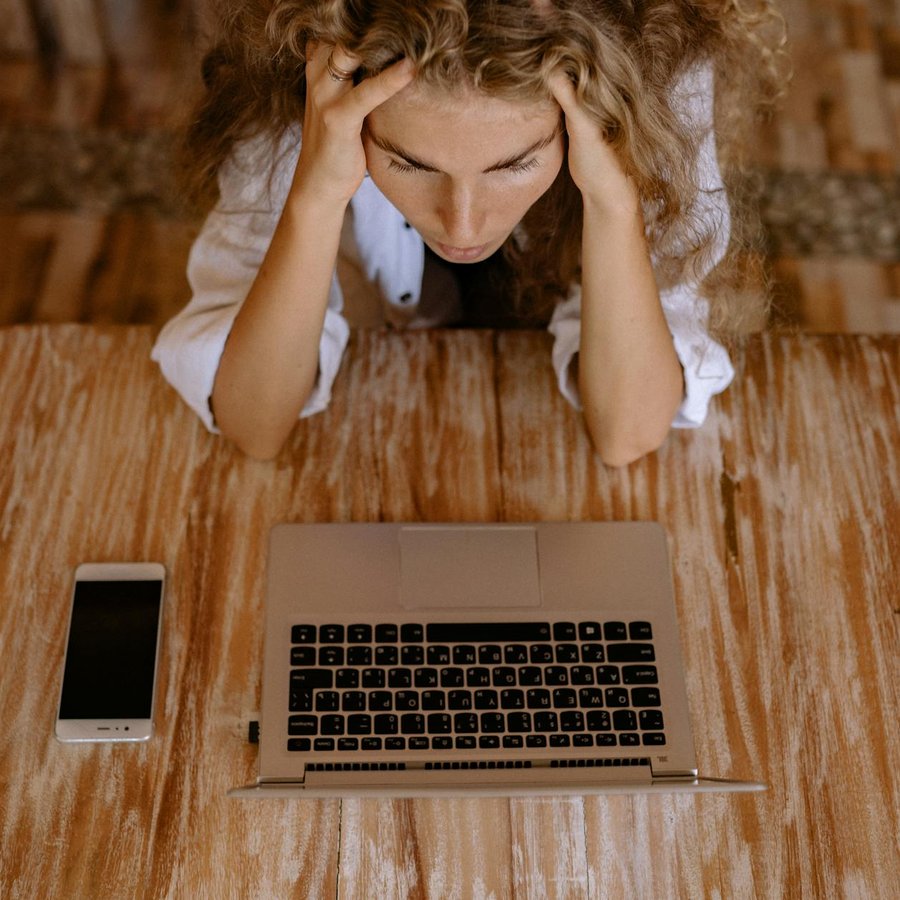 Пам'ятні прикраси на замовлення — ідеї та підхід Делікатна підвіска‑оберіг в руках майстрині — персоналізована пам'ятна прикраса на замовлення