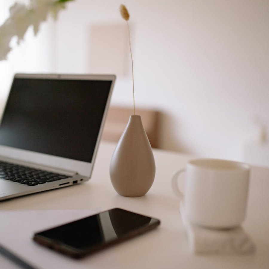 Пакування меморіальних подарунків — ідеї презентації з повагою Матові крафт‑коробки з бірками та стриманою упаковкою для меморіальних подарунків з бісеру