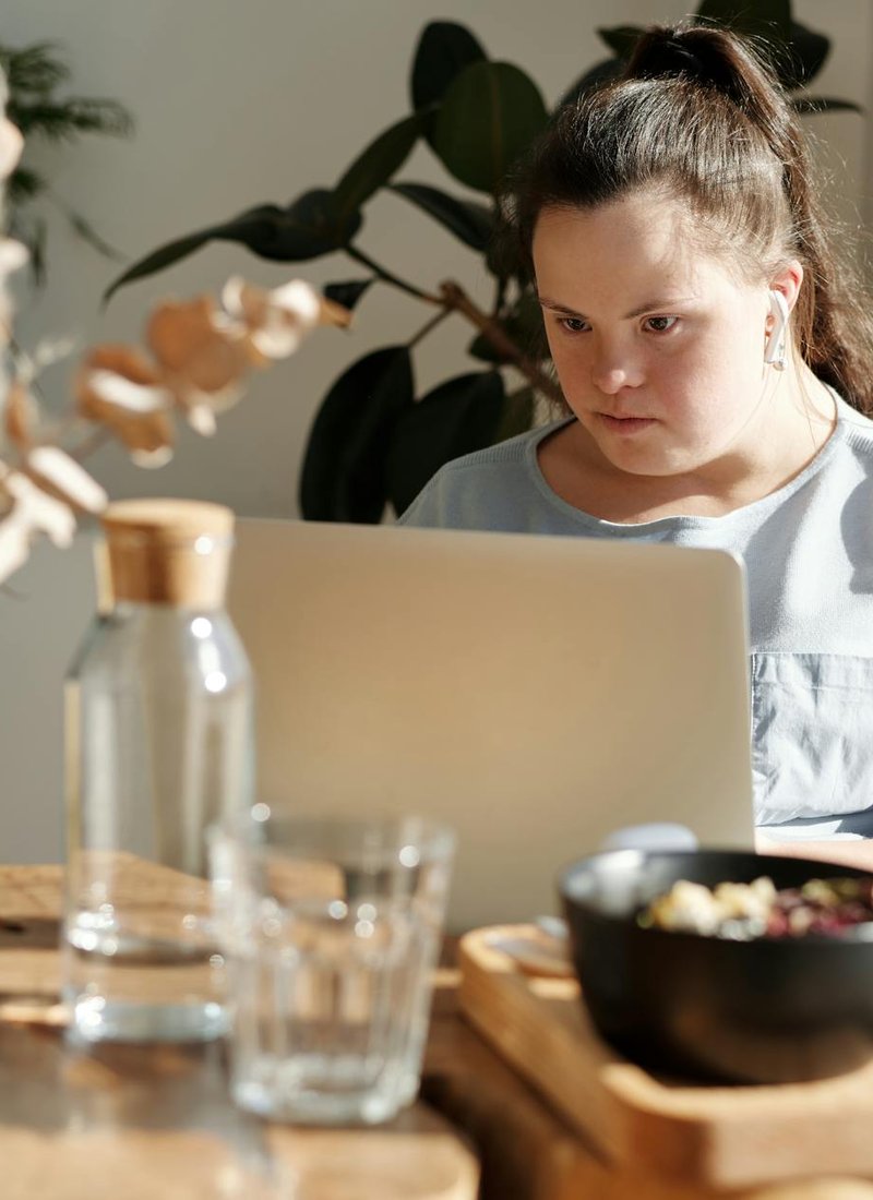 Дріт 0.4 мм для каркасу — вибір і застосування у фігурках з бісеру Рулон дроту 0.4 мм і сформований каркас для маленької фігурки з бісеру на столі