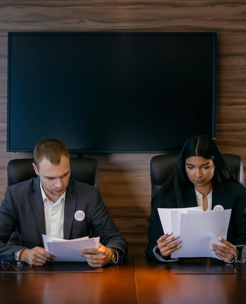 Органайзер для фурнітури — зручне зберігання для майстерні Прозорий органайзер для фурнітури з відсіками, заповнений кільцями, карабінами та швензами