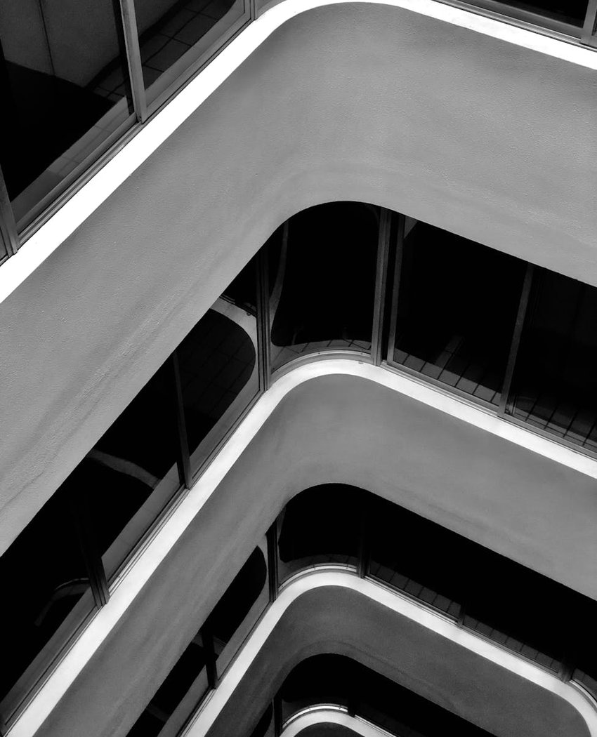 Прозорі контейнери для бісеру — як організувати запаси Ряд прозорих контейнерів для бісеру з підписаними етикетками і різнокольоровим бісером всередині