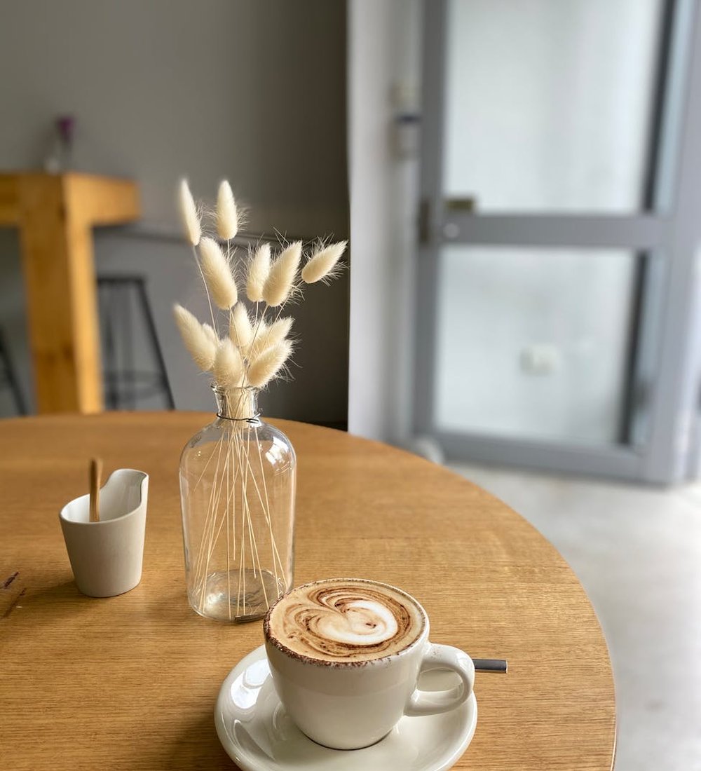 Довгі сережки з бісеру — проста схема і інструкція Довгі сережки з бісеру на моделі і схема плетіння поруч для початківців