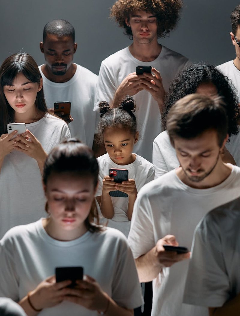 План зйомки Reels для майстрів бісеру — ідеї і таймінги Сцена зйомки Reels: смартфон на штативі з таймлапсом плетіння бісерної гілочки