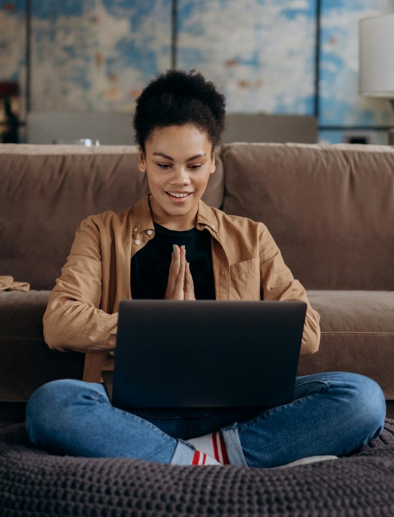 Робочий органайзер для майстрині — як структурувати роботу Робочий органайзер майстрині: блокнот із планами, контейнери з бісером і маркери для етикеток