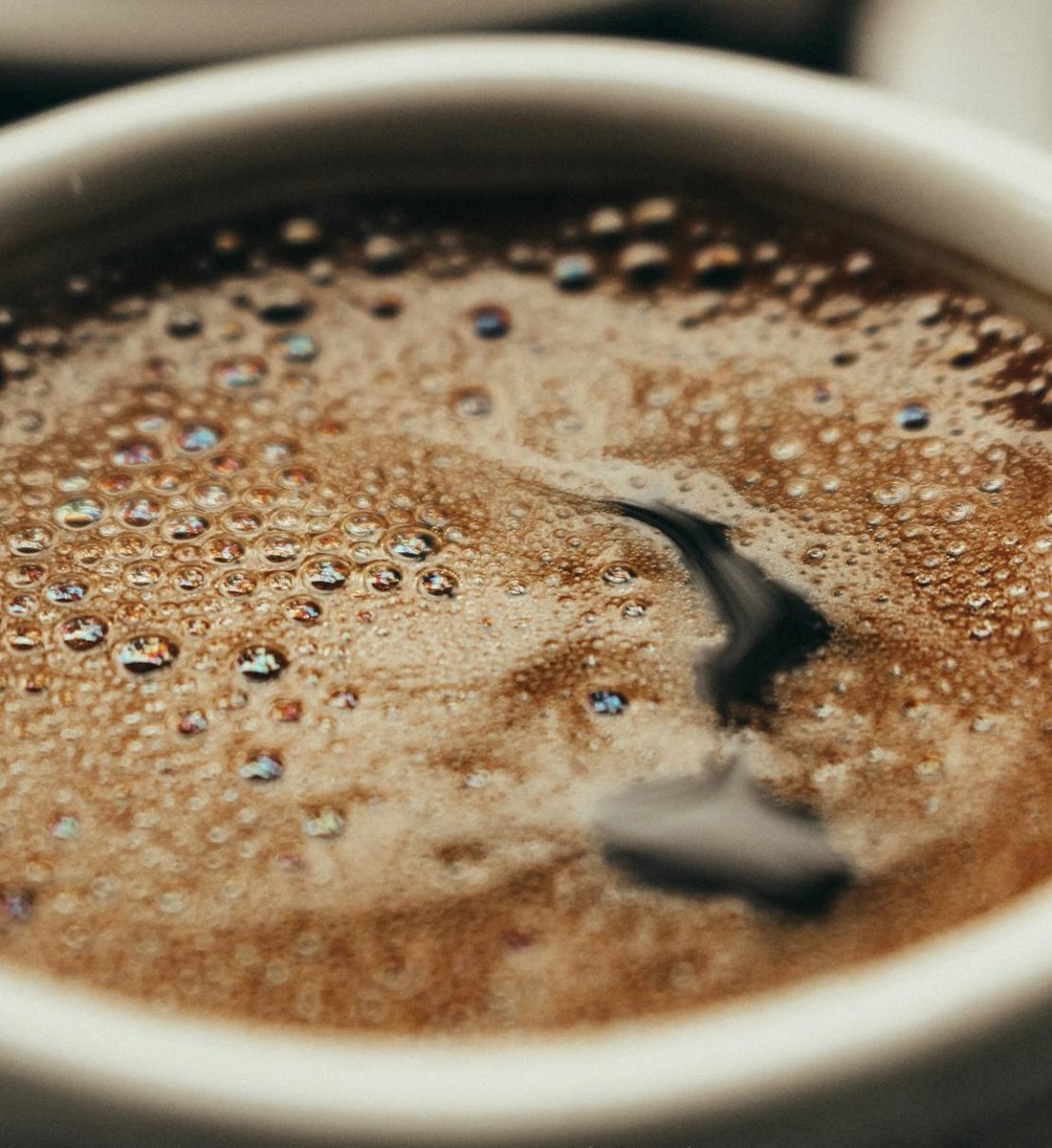 Продаж прикрас в Instagram 2026 — тренди і робочі приклади Оголошення в Instagram: фото прикраси з бісеру на нейтральному фоні та кнопка «купити»